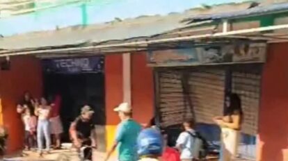 Carro colisiona contra local comercial en El Corito