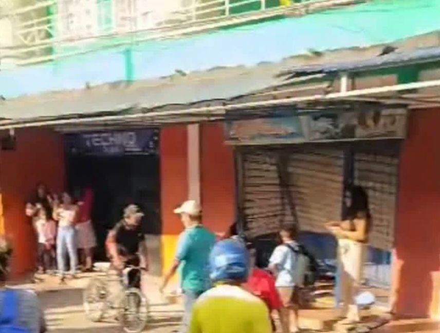 Carro colisiona contra local comercial en El Corito