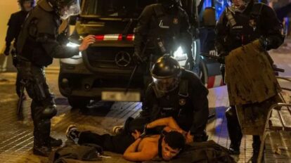 Barcelona vive disturbios con 128 detenidos