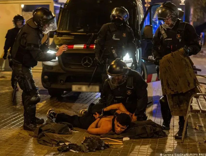 Barcelona vive disturbios con 128 detenidos