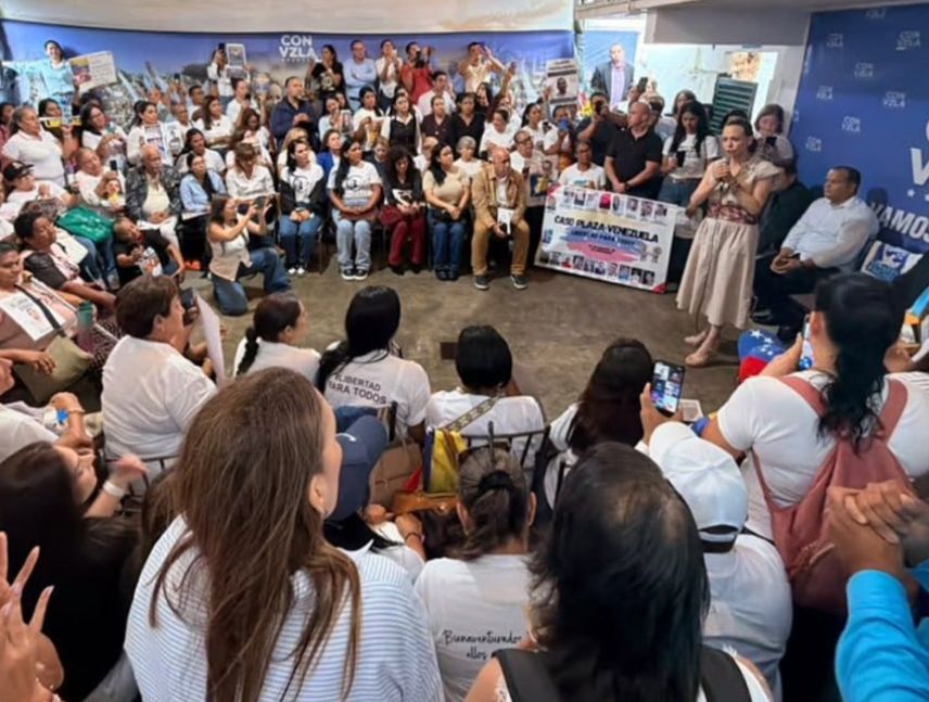 Machado se reúne con familiares de presos políticos en Venezuela