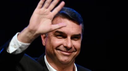 Flávio Bolsonaro se declara "verdadero presidente electo de Brasil"