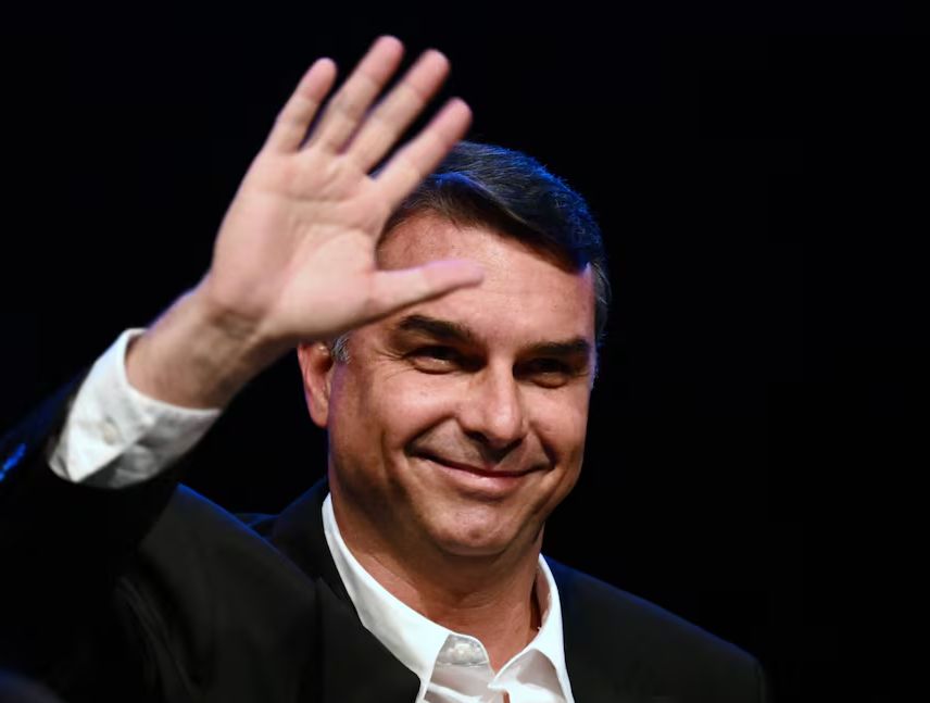 Flávio Bolsonaro se declara "verdadero presidente electo de Brasil"