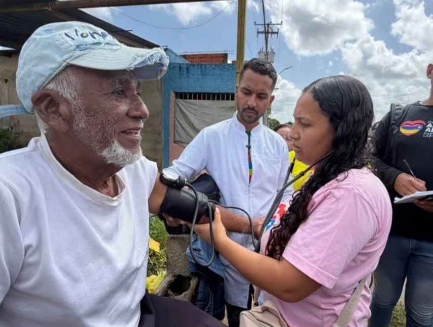 Anuncian despliegue médico para atender a abuelos casa por casa