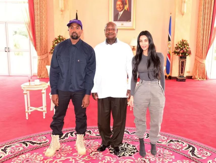 Kim Kardashian fue apuntada con un arma en África
