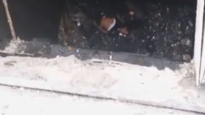 Una persona cayó al vacío tras ceder una alcantarilla en Caracas