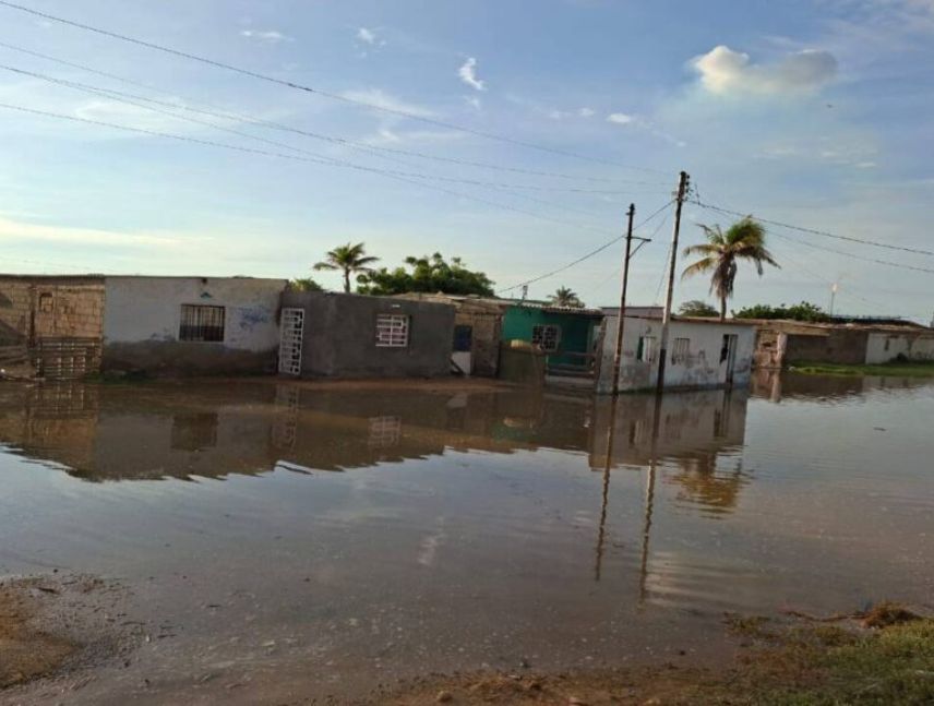 Marejada e inundaciones afectan a 17 personas en Punta Cardón