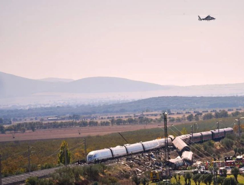 España sigue buscando víctimas tras choque de trenes