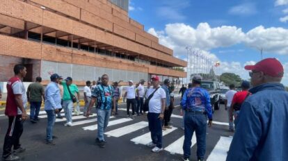 Trabajadores de la CVG protestan y cierran vías en Alta Vista
