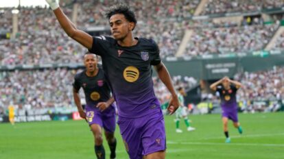 El Barcelona golea y sigue con su perfección
