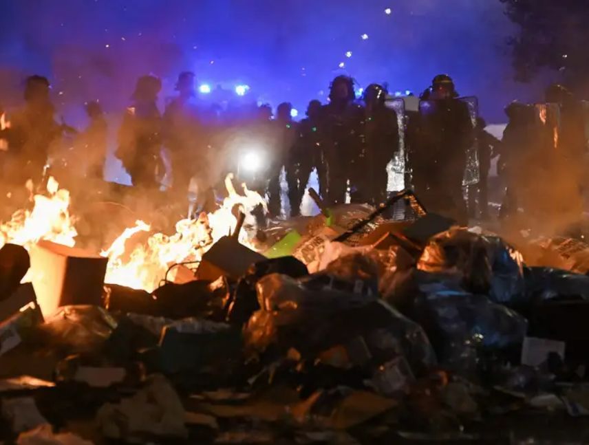 Nuevos enfrentamientos y saqueos tras protestas en París