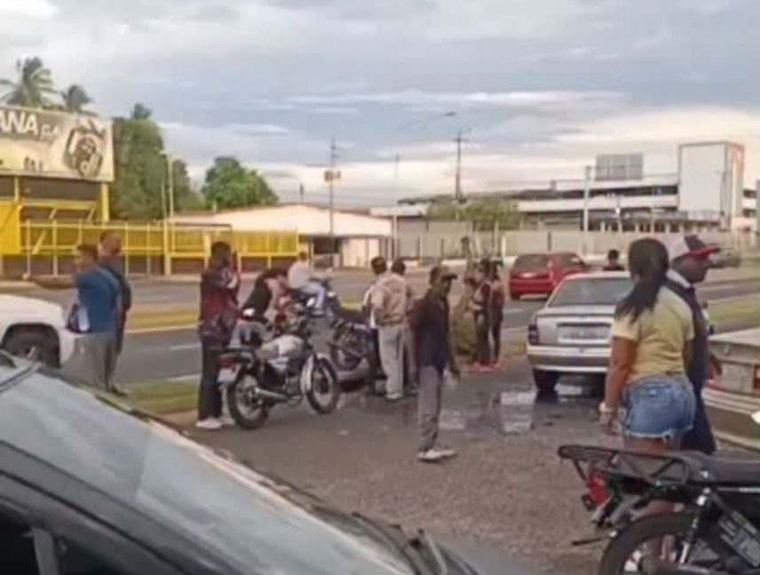 Colisión de motos en la av. Manuel Piar