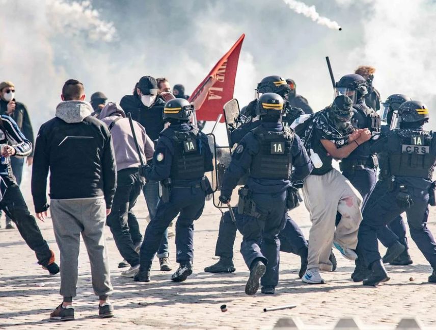 Francia reconoce "pérdida de control" de la policía en protestas