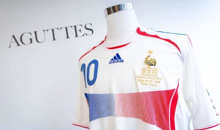 Subastarán la camiseta usada por Zidane en 2006