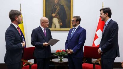 Canciller Plasencia recibe copias de estilo