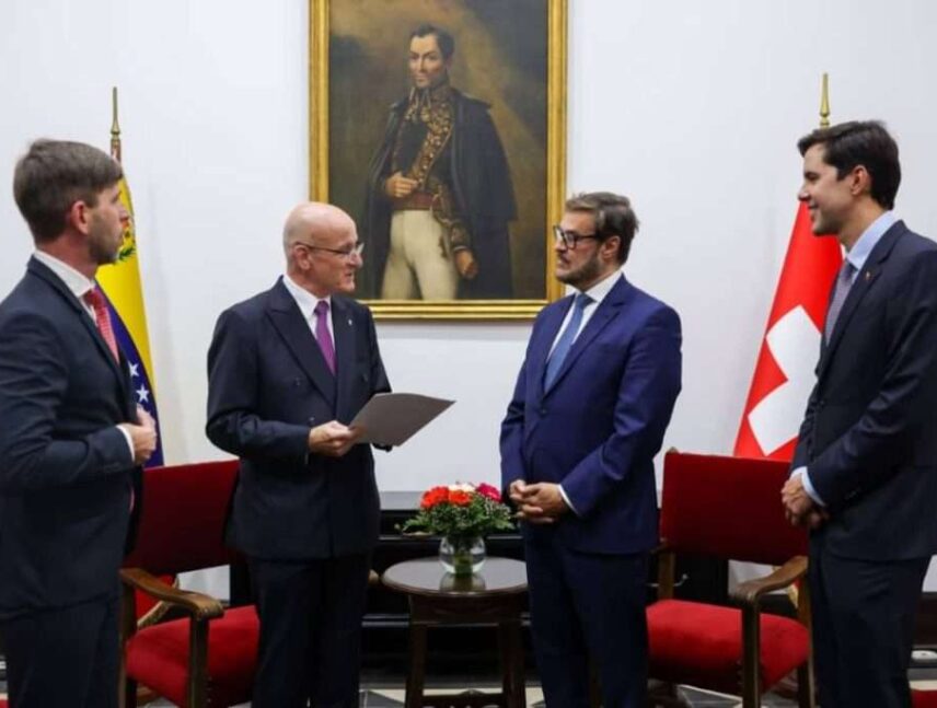 Canciller Plasencia recibe copias de estilo