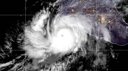 El huracán Simón se fortalece a la categoría 4 mientras se acerca a México