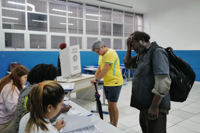 Extienden dos horas el horario de votación en Brasil