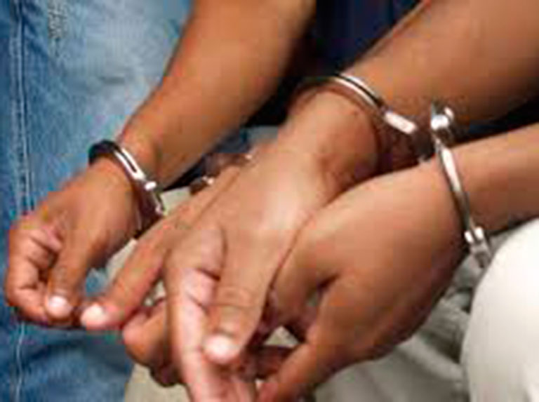 Detenidos padre e hijo.