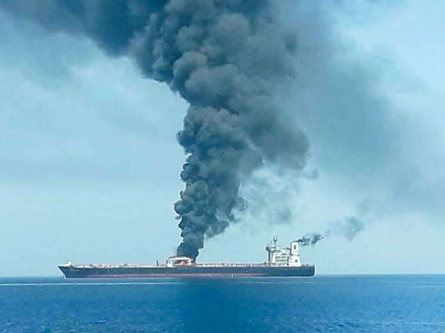 Misiles de origen desconocido impactan petroleros en el estrecho de Ormuz