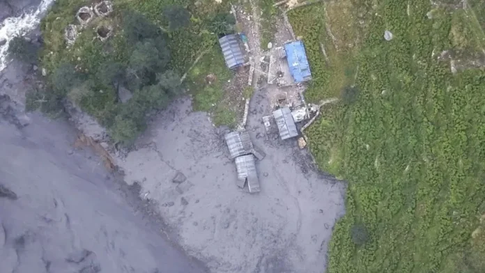 Inundación repentina en Nepal arrasa con viviendas y puentes